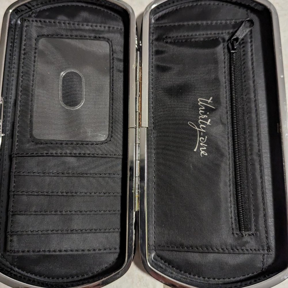 Thrity One Wallet, Padded Hard Case Clutch Black and White Print, Snap Closure